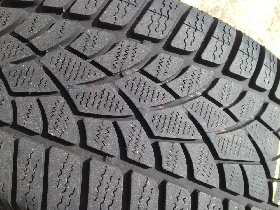 tyre tread pattern dark texture